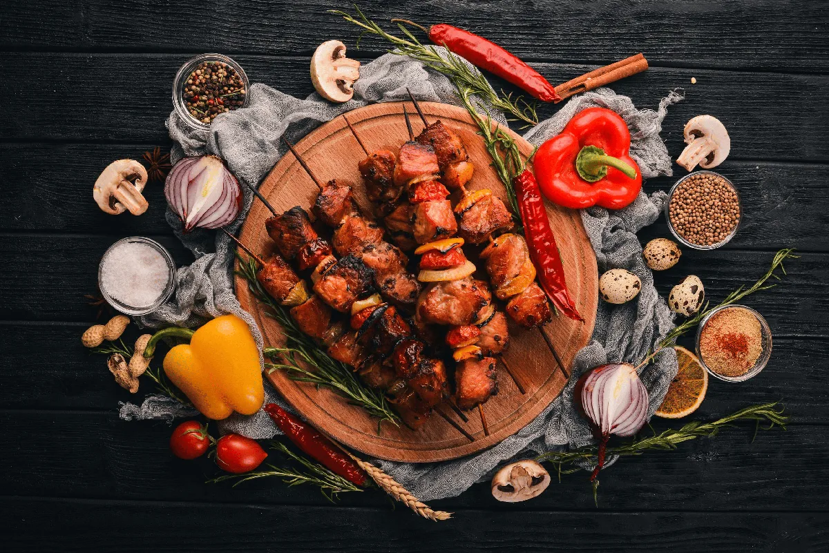 Шашлык из свинины — маринованная свиная шея, жаренная на углях